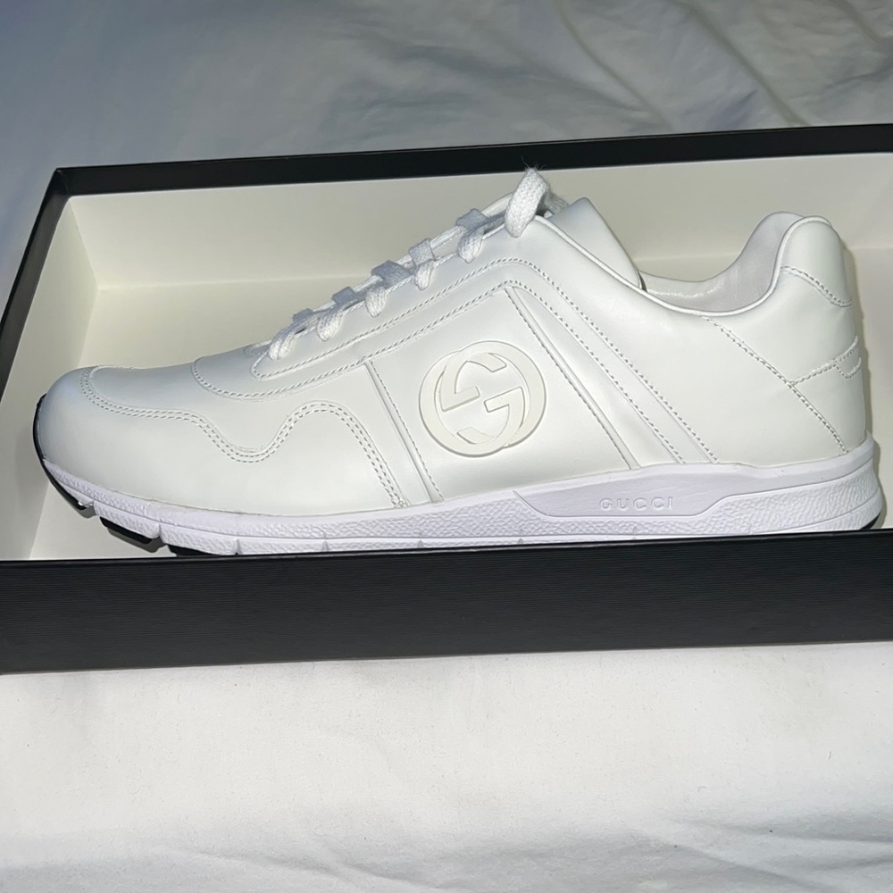 I’m selling miro soft bianco Gucci sneakers 100% authentic.